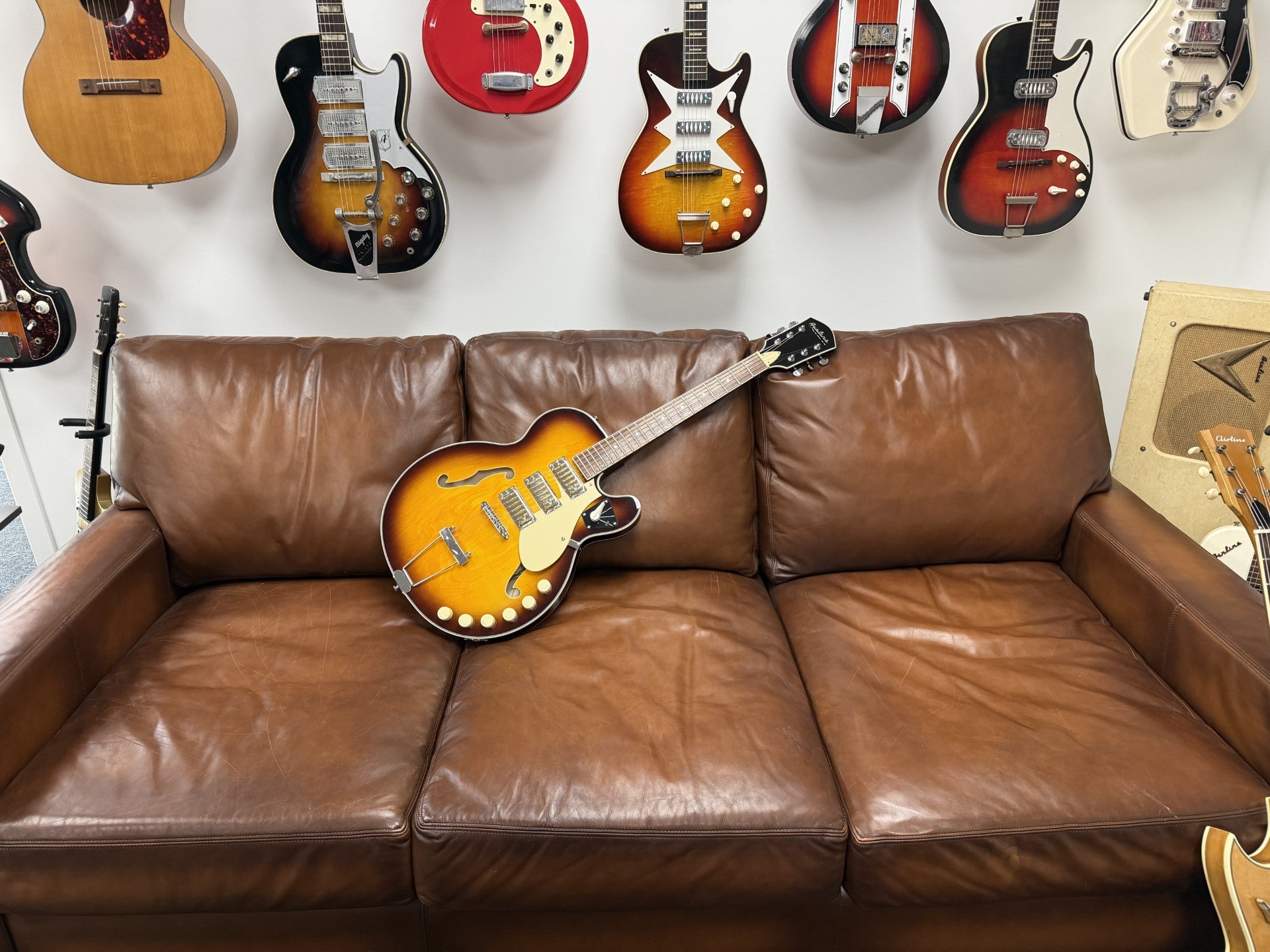 Airline Guitars H59 Honeyburst B-Stock